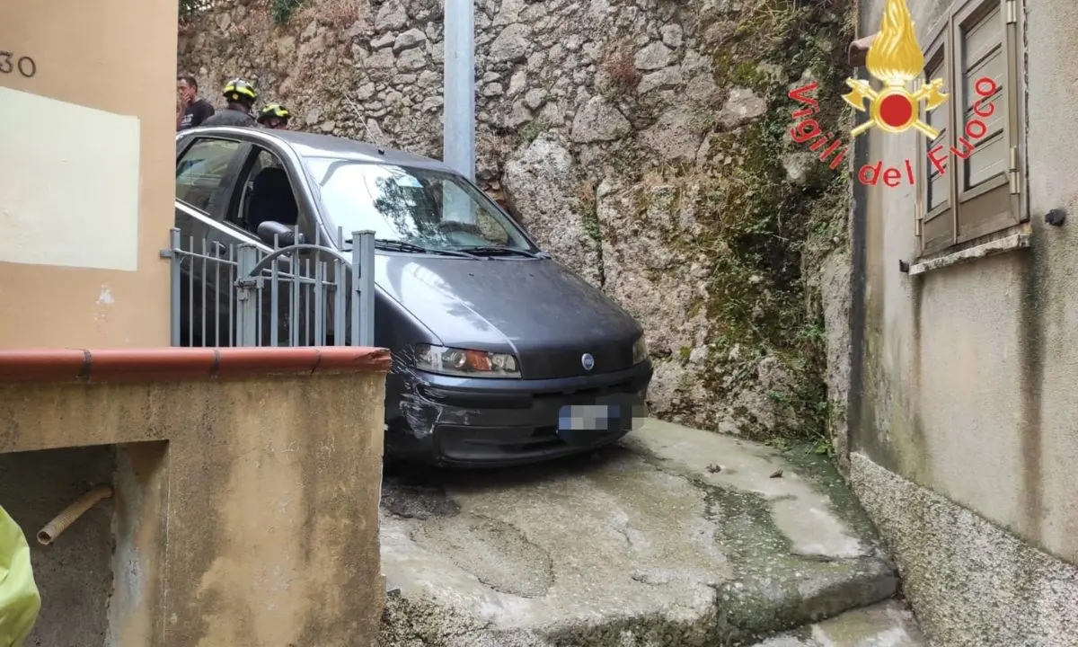 Catanzaro, il navigatore sbaglia strada: l’auto di due turisti resta incastrata in un vicolo