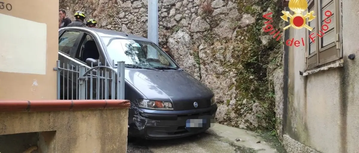 Catanzaro, il navigatore sbaglia strada: l’auto di due turisti resta incastrata in un vicolo