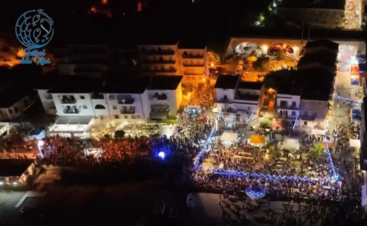 Spettacoli, musica, cultura: a Fuscaldo il festival delle alici è un’esplosione di divertimento e sapori