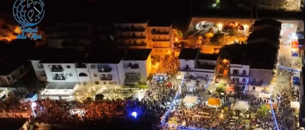 Spettacoli, musica, cultura: a Fuscaldo il festival delle alici è un’esplosione di divertimento e sapori