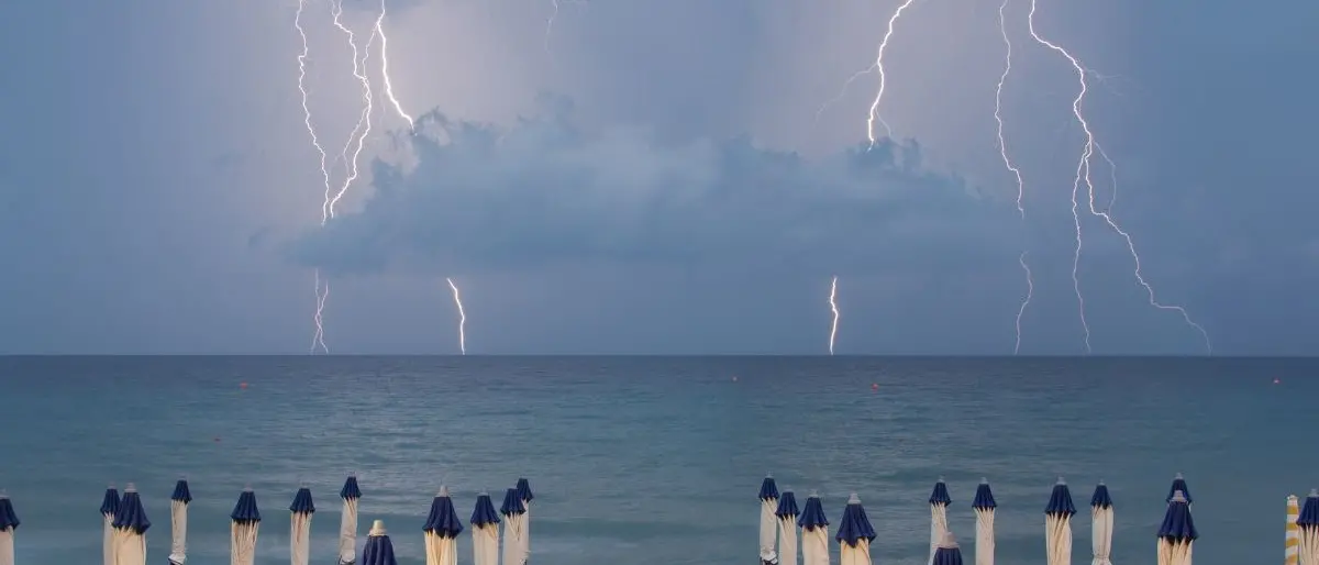 La morte piomba dal cielo: un milione di fulmini l’anno, ecco come proteggersi