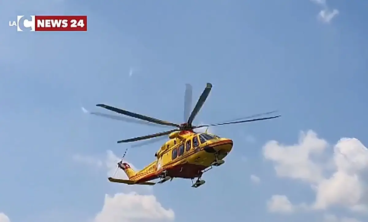 Incidente sulla ss 106 nel Reggino, un ferito nello scontro tra un auto e una moto
