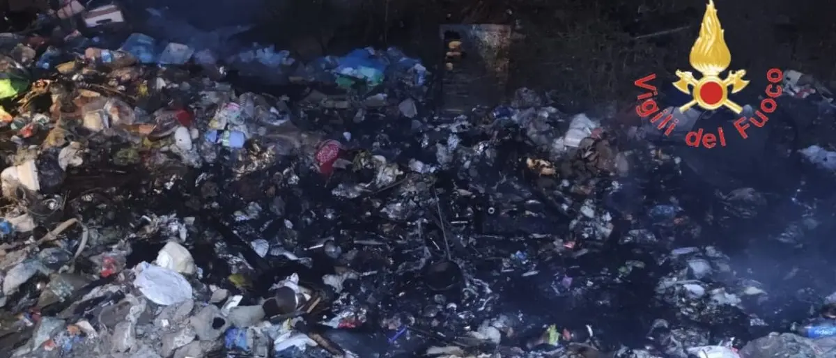 Incendio a Lamezia, rifiuti in fiamme nel campo rom di Scordovillo