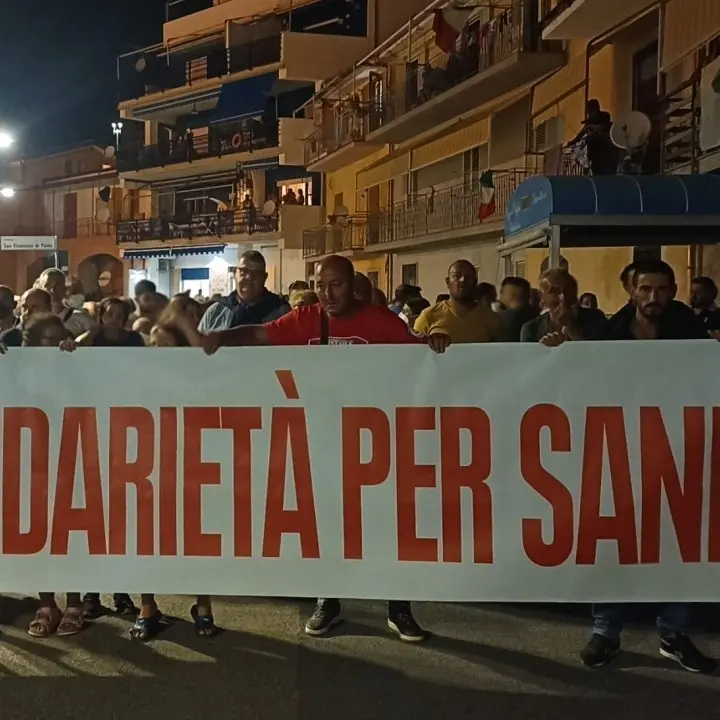 Rissa a Cittadella del Capo, comunità sfila in solidarietà al commerciante arrestato