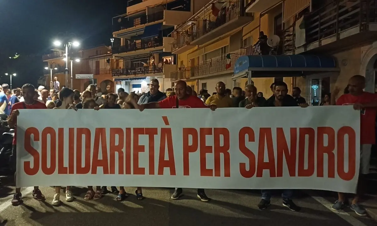 Rissa a Cittadella del Capo, comunità sfila in solidarietà al commerciante arrestato