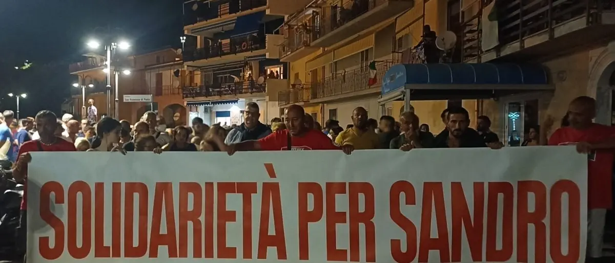 Rissa a Cittadella del Capo, comunità sfila in solidarietà al commerciante arrestato