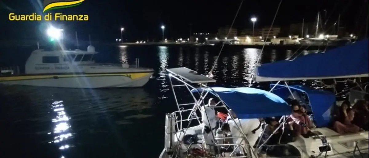 Migranti, a Crotone tratti in salvo 200 profughi afghani: ci sono 15 minori non accompagnati