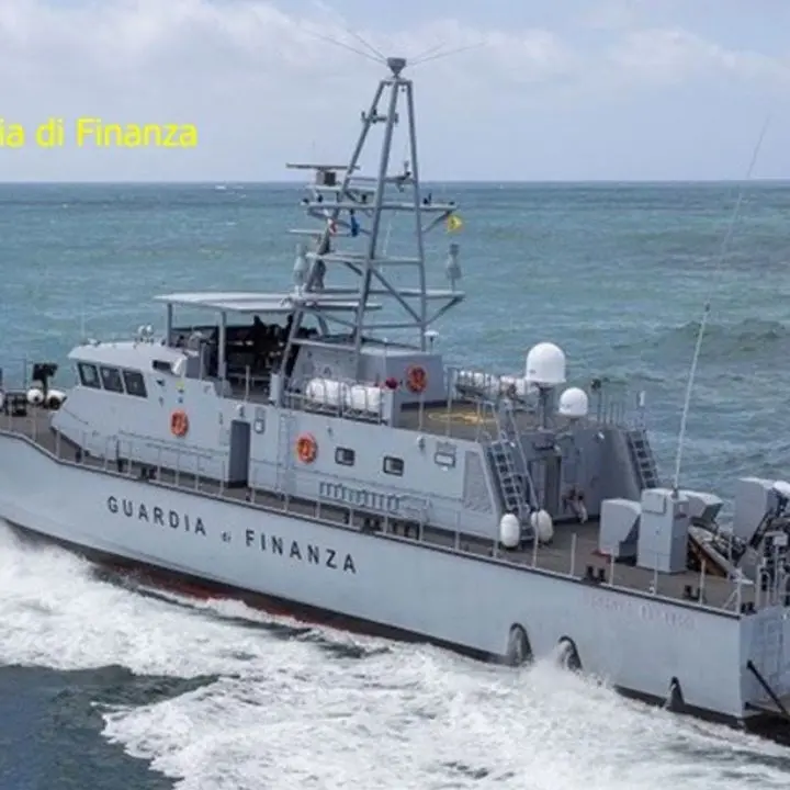 Diamante, barca in balia delle onde soccorsa dalla guardia di finanza: 3 persone tratte in salvo