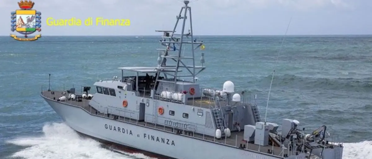 Diamante, barca in balia delle onde soccorsa dalla guardia di finanza: 3 persone tratte in salvo