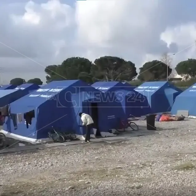 Oltre la tendopoli, incontro in prefettura: «Verso villaggi dotati di moduli abitativi, uffici e servizi»