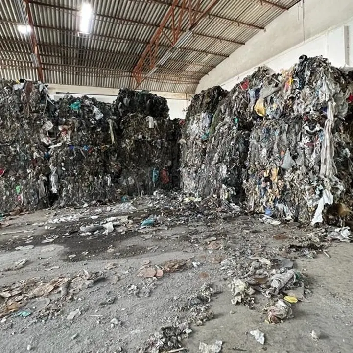 Rifiuti, sequestrata una maxi discarica abusiva nel Cosentino: 1800 quintali stipati in un capannone