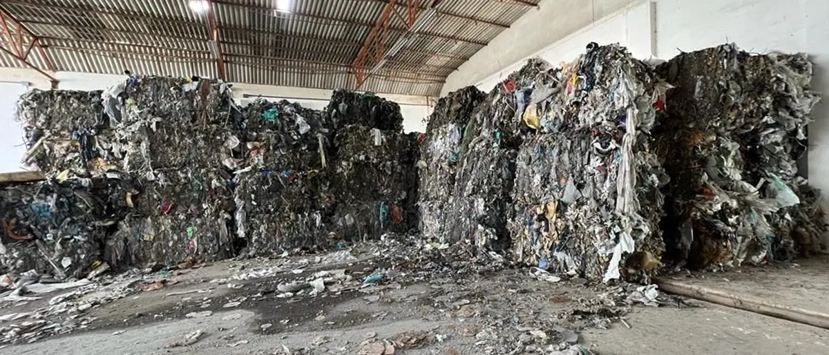 Rifiuti, sequestrata una maxi discarica abusiva nel Cosentino: 1800 quintali stipati in un capannone