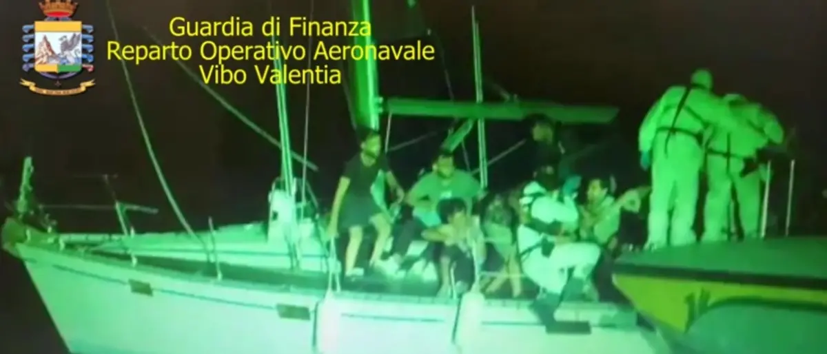 Migranti, 5 sbarchi in un solo giorno al porto di Crotone: portati in salvo 400 profughi