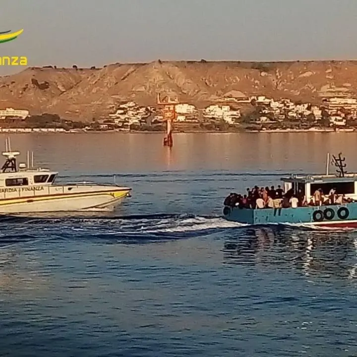 Quasi 700 migranti sbarcati in 48 ore nel Crotonese: dalle coste turche all’Italia in 7 giorni