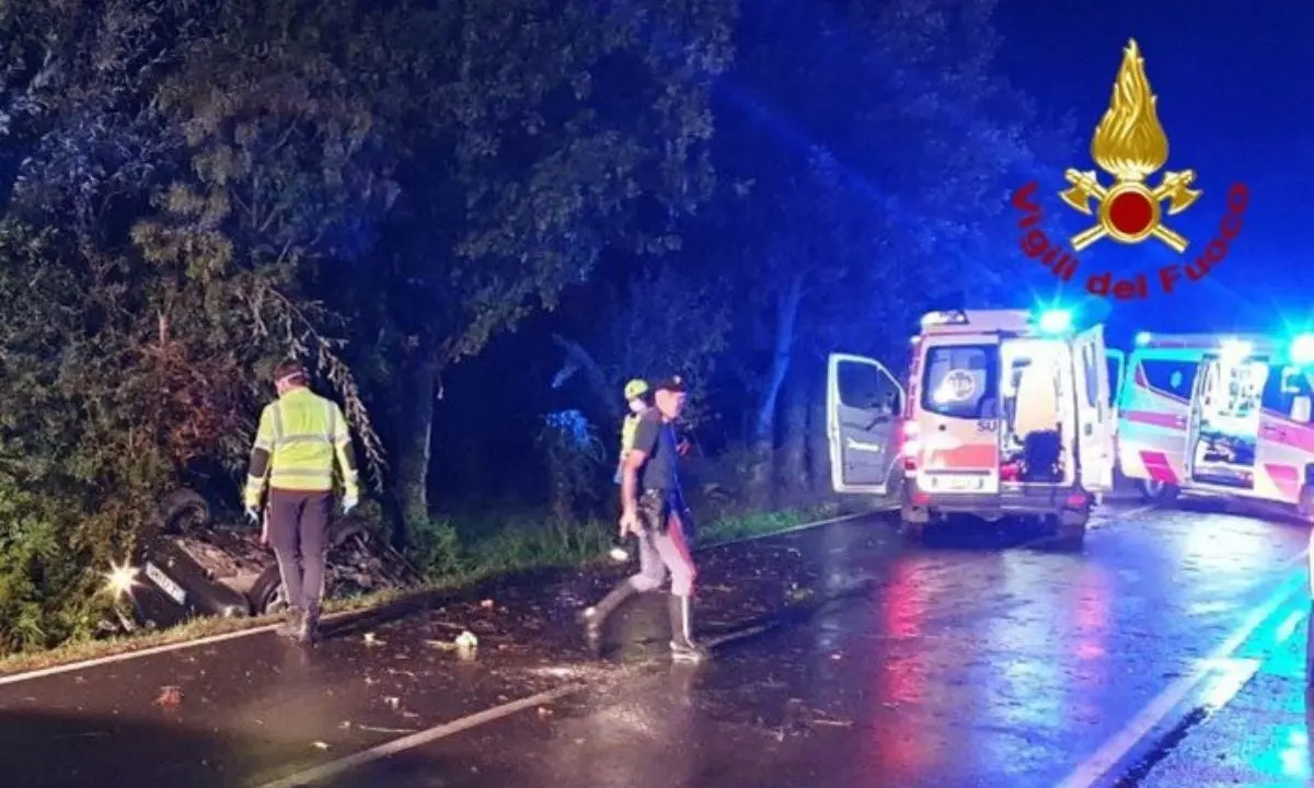 Quattro diciottenni muoiono nell’impatto della loro auto contro un platano