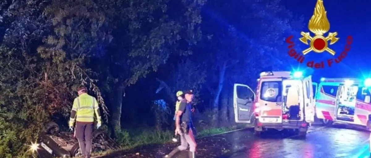 Quattro diciottenni muoiono nell’impatto della loro auto contro un platano