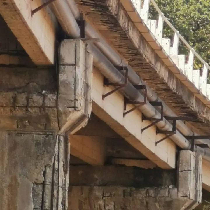 Ponte sulla ex Ss 522 per Tropea, calcestruzzo sbriciolato e ferri a vista: la segnalazione di un lettore