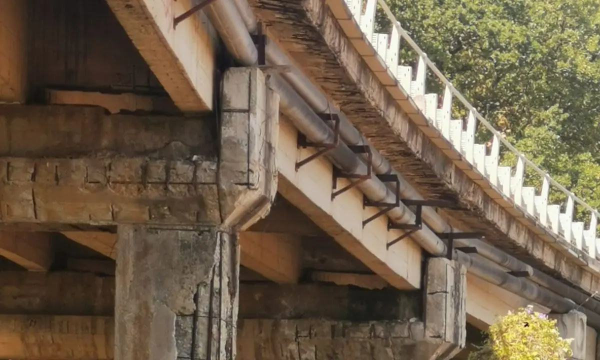 Ponte sulla ex Ss 522 per Tropea, calcestruzzo sbriciolato e ferri a vista: la segnalazione di un lettore