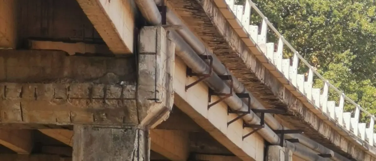 Ponte sulla ex Ss 522 per Tropea, calcestruzzo sbriciolato e ferri a vista: la segnalazione di un lettore