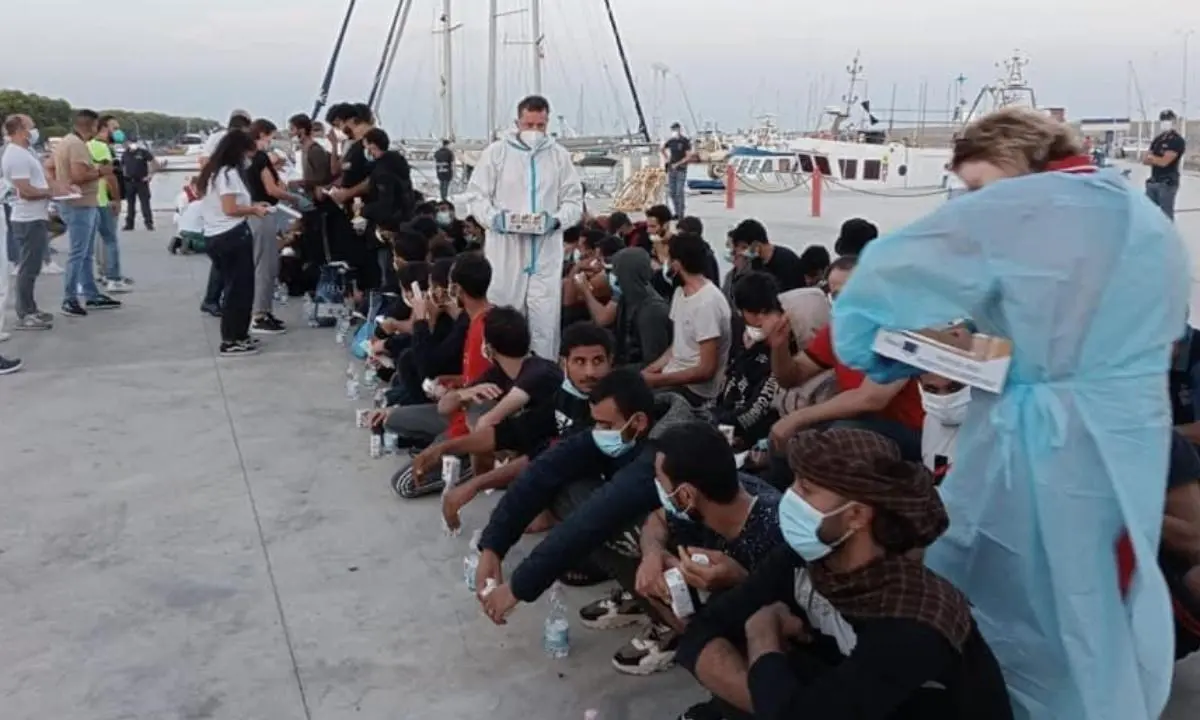 Migranti, maxi sbarco a Roccella: arrivate 240 persone. Altri 250 profughi trasferiti a Messina