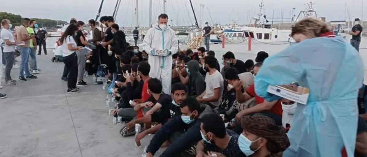 Migranti, maxi sbarco a Roccella: arrivate 240 persone. Altri 250 profughi trasferiti a Messina