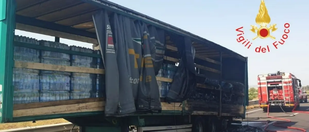 Rimorchio va a fuoco nel Cosentino, traffico in tilt e strada chiusa a Cassano