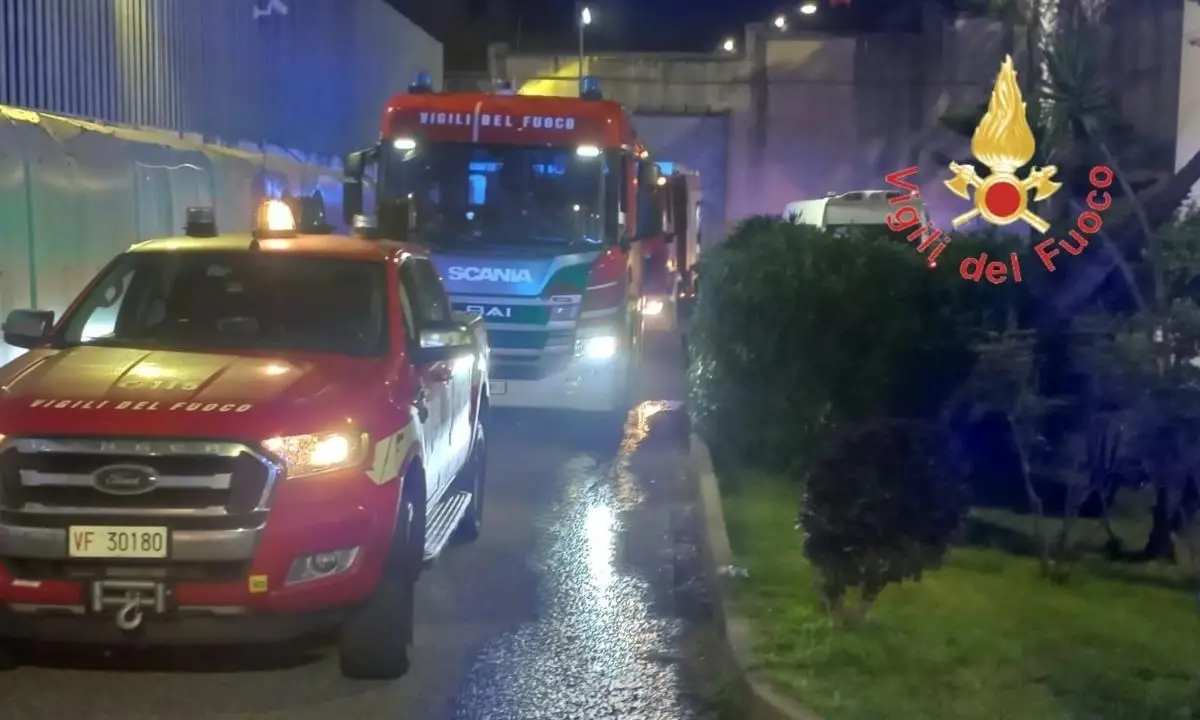 Rivolta e fiamme nel carcere minorile, incendiati i materassi: 18 detenuti evacuati