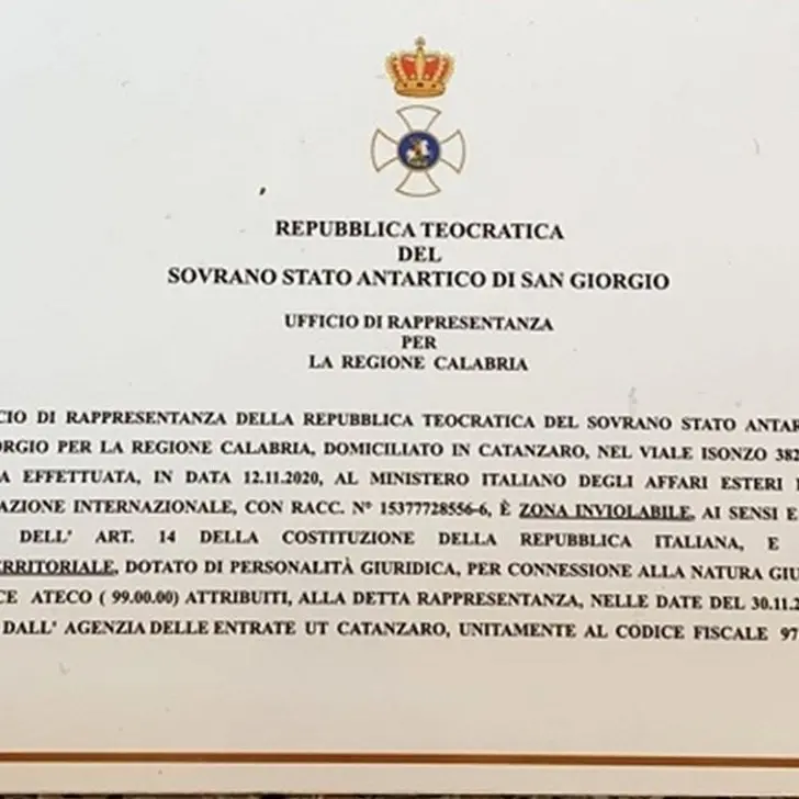 Mille euro per diventare cittadini del finto Stato antartico che esentava anche dai vaccini Covid