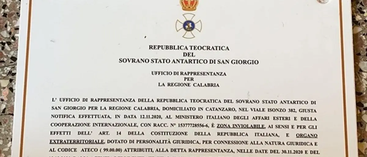 Mille euro per diventare cittadini del finto Stato antartico che esentava anche dai vaccini Covid