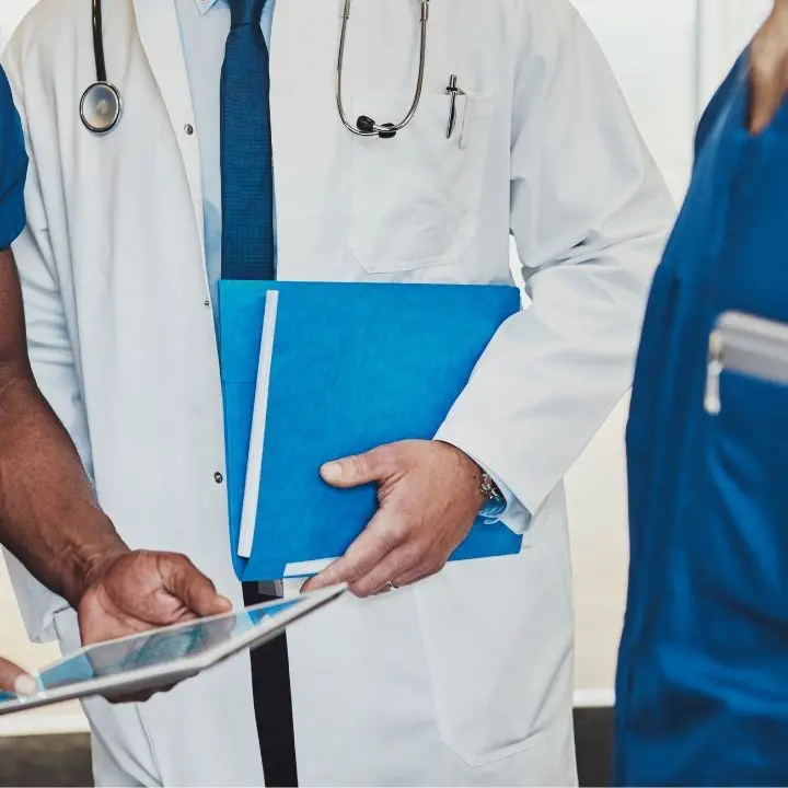 Medici cubani in Calabria, la rivolta contro Occhiuto dei sindacati dei camici bianchi: «Siamo sconcertati»