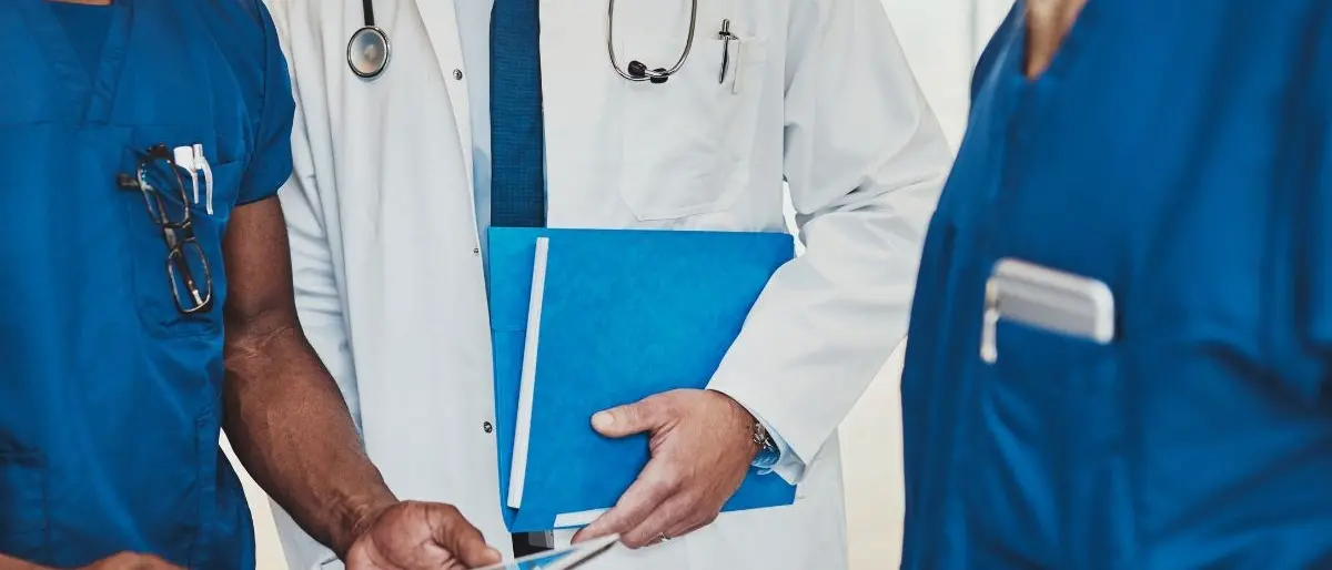 Medici cubani in Calabria, la rivolta contro Occhiuto dei sindacati dei camici bianchi: «Siamo sconcertati»