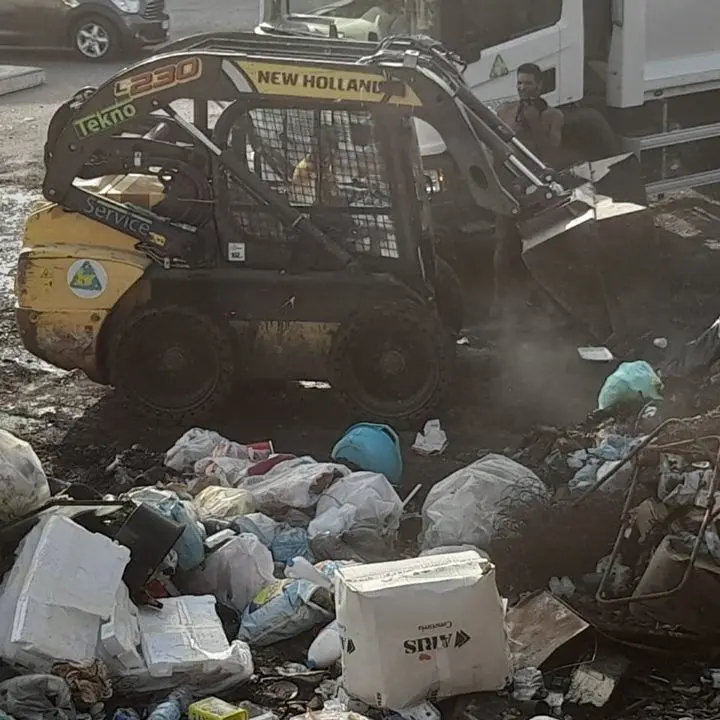 Reggio Calabria, due mezzi in azione per ripulire la discarica a cielo aperto nel quartiere Arghillà