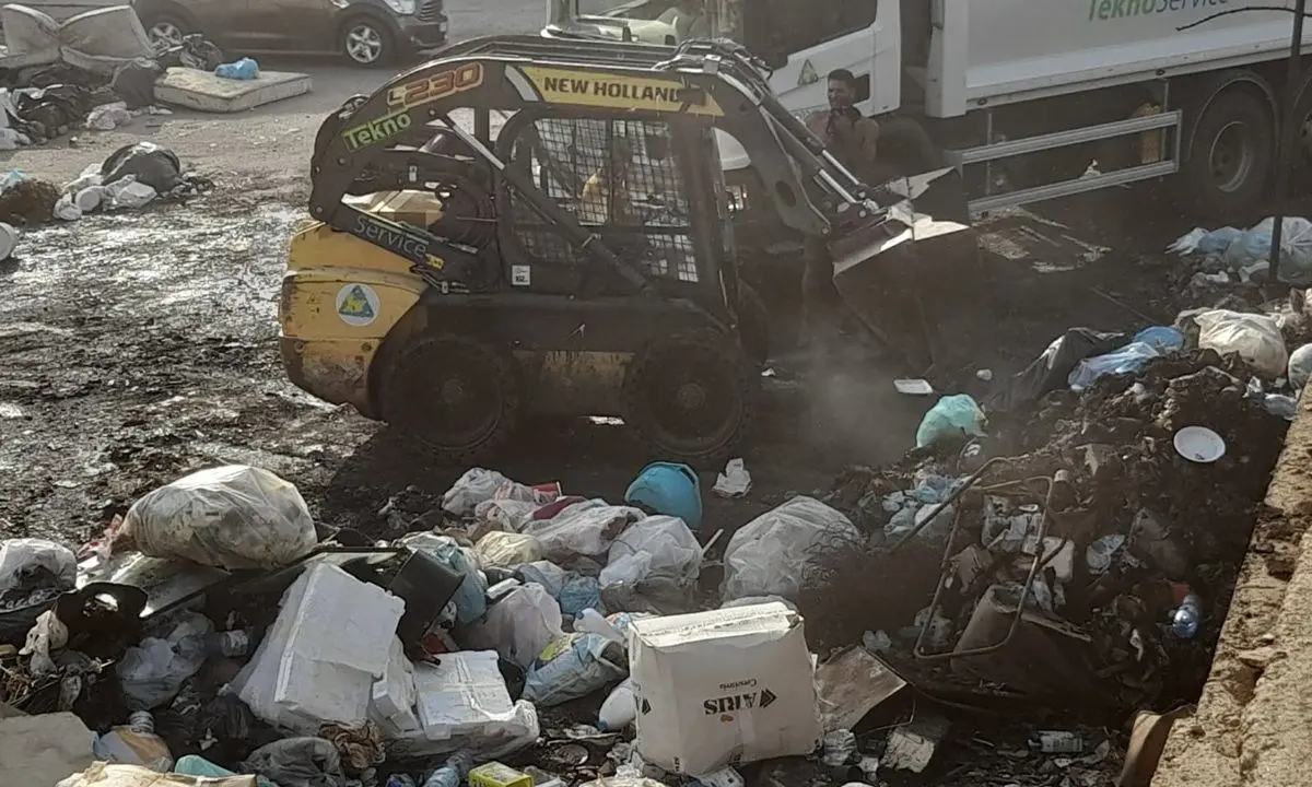 Reggio Calabria, due mezzi in azione per ripulire la discarica a cielo aperto nel quartiere Arghillà