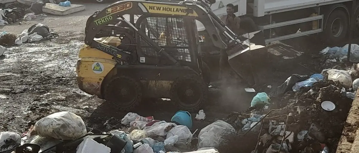Reggio Calabria, due mezzi in azione per ripulire la discarica a cielo aperto nel quartiere Arghillà