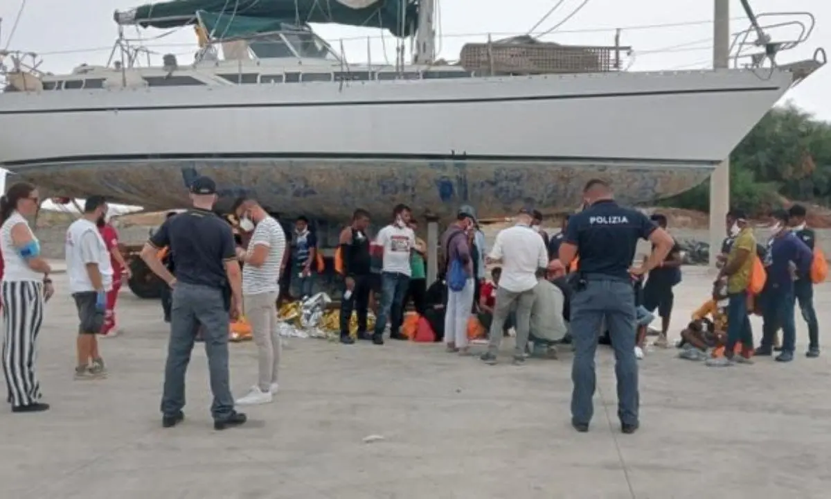 Migranti, nuovo sbarco nella Locride: salvati 28 profughi che viaggiavano su una piccola barca alla deriva