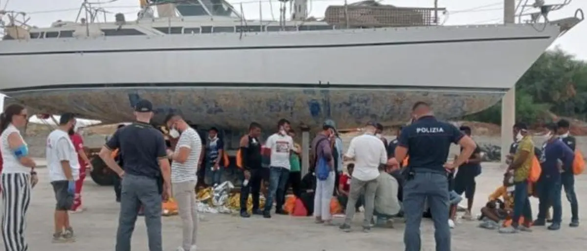 Migranti, nuovo sbarco nella Locride: salvati 28 profughi che viaggiavano su una piccola barca alla deriva