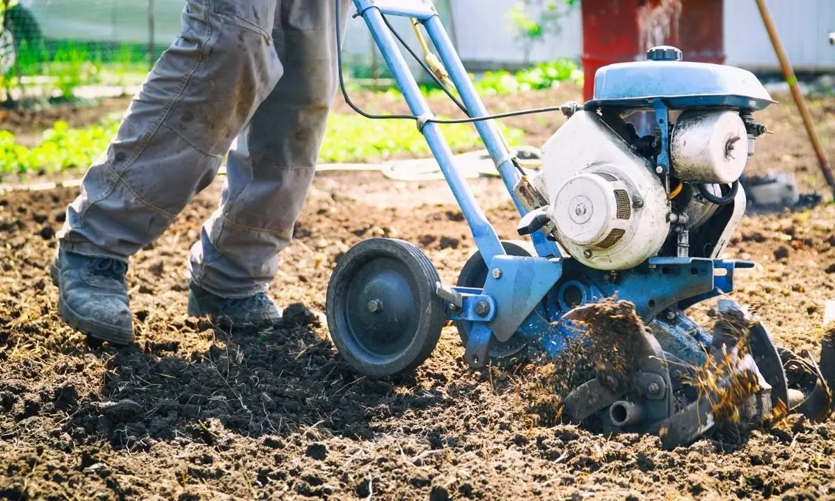 Travolto dal motocoltivatore, agricoltore muore schiacciato nel Catanzarese