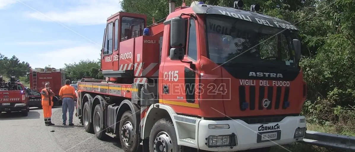 Incendio distrugge un’auto a Cassano nella notte, indagini in corso