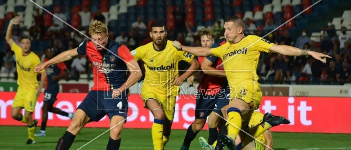 Il Cosenza sogna in una notte di mezza estate: 2-1 al Modena