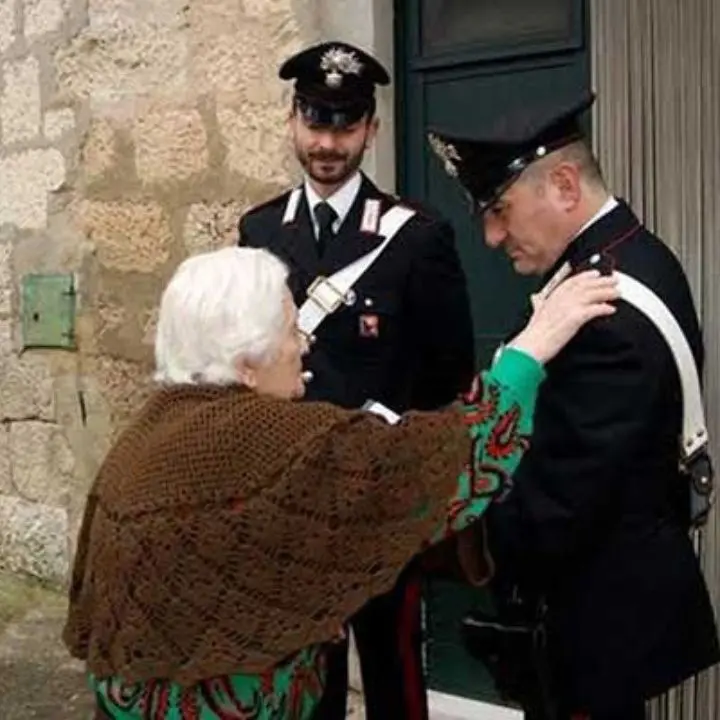 Lamezia, 91enne viene dimessa dall’ospedale ma non c’è nessuno che la riporti a casa: ci pensano i carabinieri