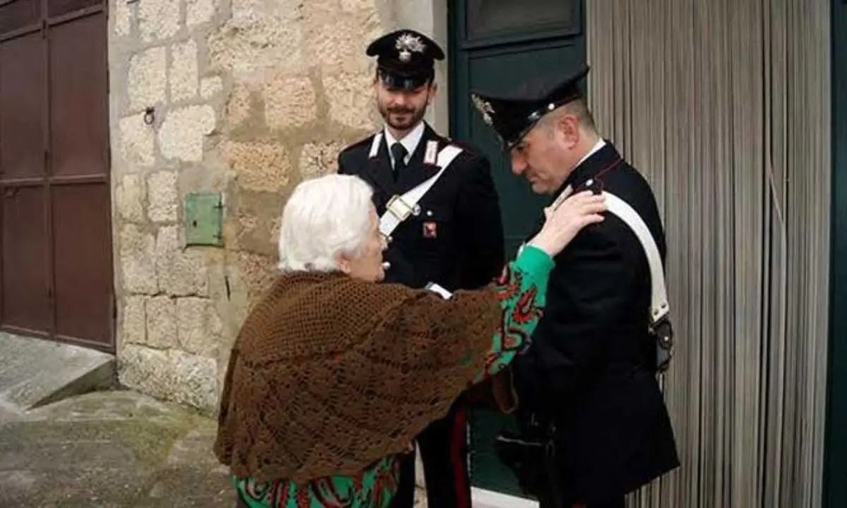 Lamezia, 91enne viene dimessa dall’ospedale ma non c’è nessuno che la riporti a casa: ci pensano i carabinieri