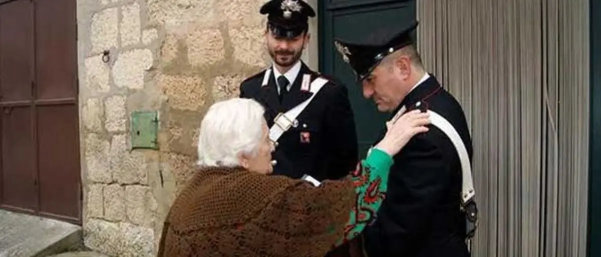 Lamezia, 91enne viene dimessa dall’ospedale ma non c’è nessuno che la riporti a casa: ci pensano i carabinieri