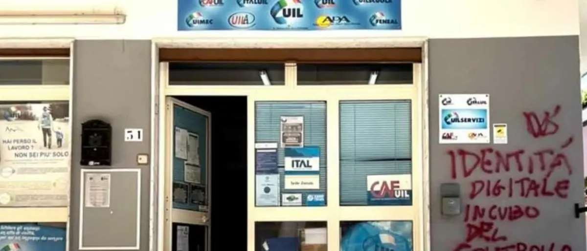 Scalea, raid vandalico contro sede zonale Uil: «Opera di no vax e no Green pass»
