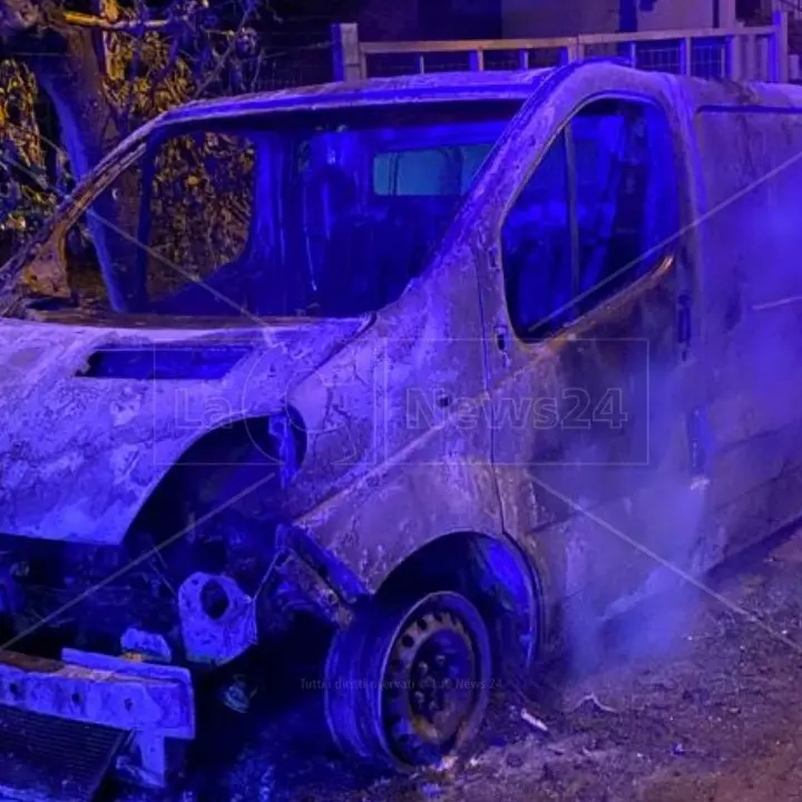 Incendio nel Cosentino, furgone in fiamme a San Demetrio Corone: via alle indagini