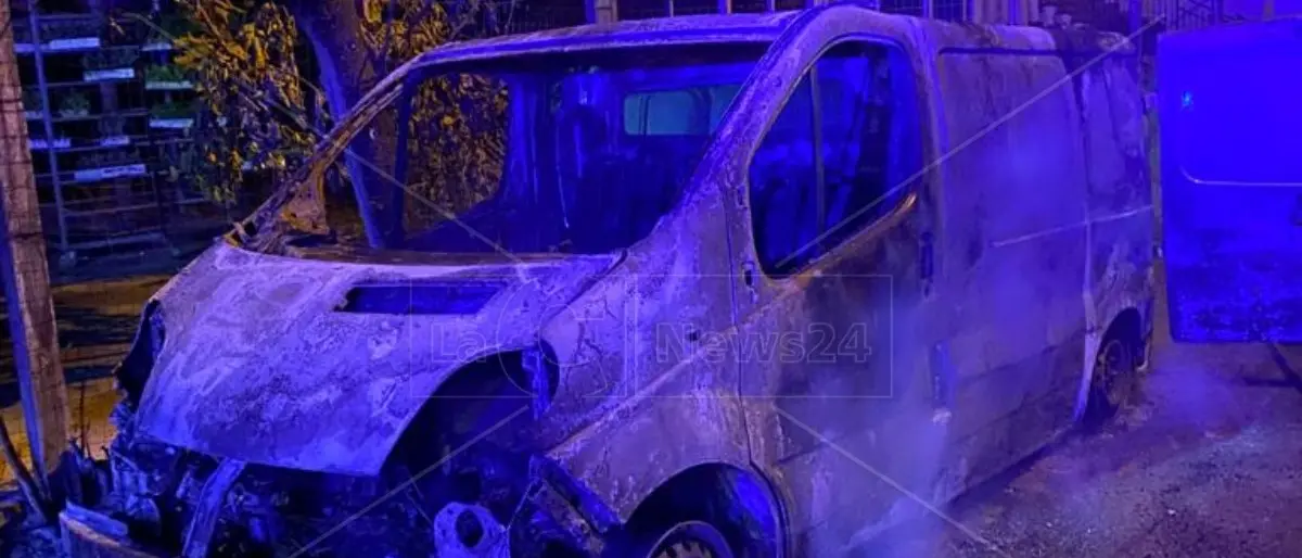 Incendio nel Cosentino, furgone in fiamme a San Demetrio Corone: via alle indagini