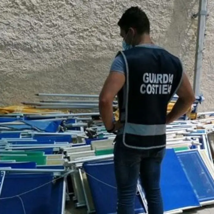 Sequestrati 600 ombrelloni nel Catanzarese: denunciati proprietari di 2 lidi per occupazione abusiva di demanio