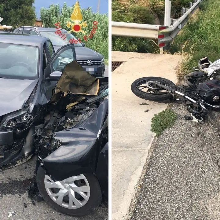 Incidente sulla 106 nel Catanzarese, violento scontro tra due auto e una moto: ferito il centauro