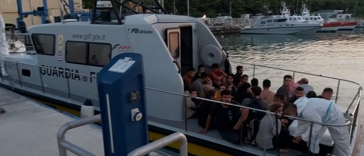 Migranti, ancora sbarchi nel Reggino: 110 persone arrivate al porto di Roccella