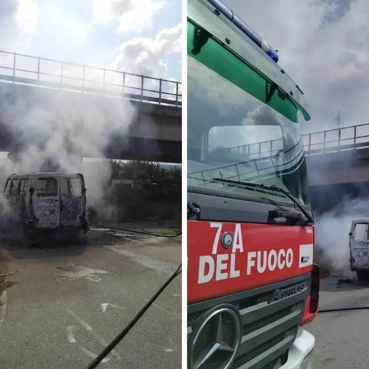 Incendio a Lamezia, in fiamme un furgone in transito nella zona industriale: illeso il conducente