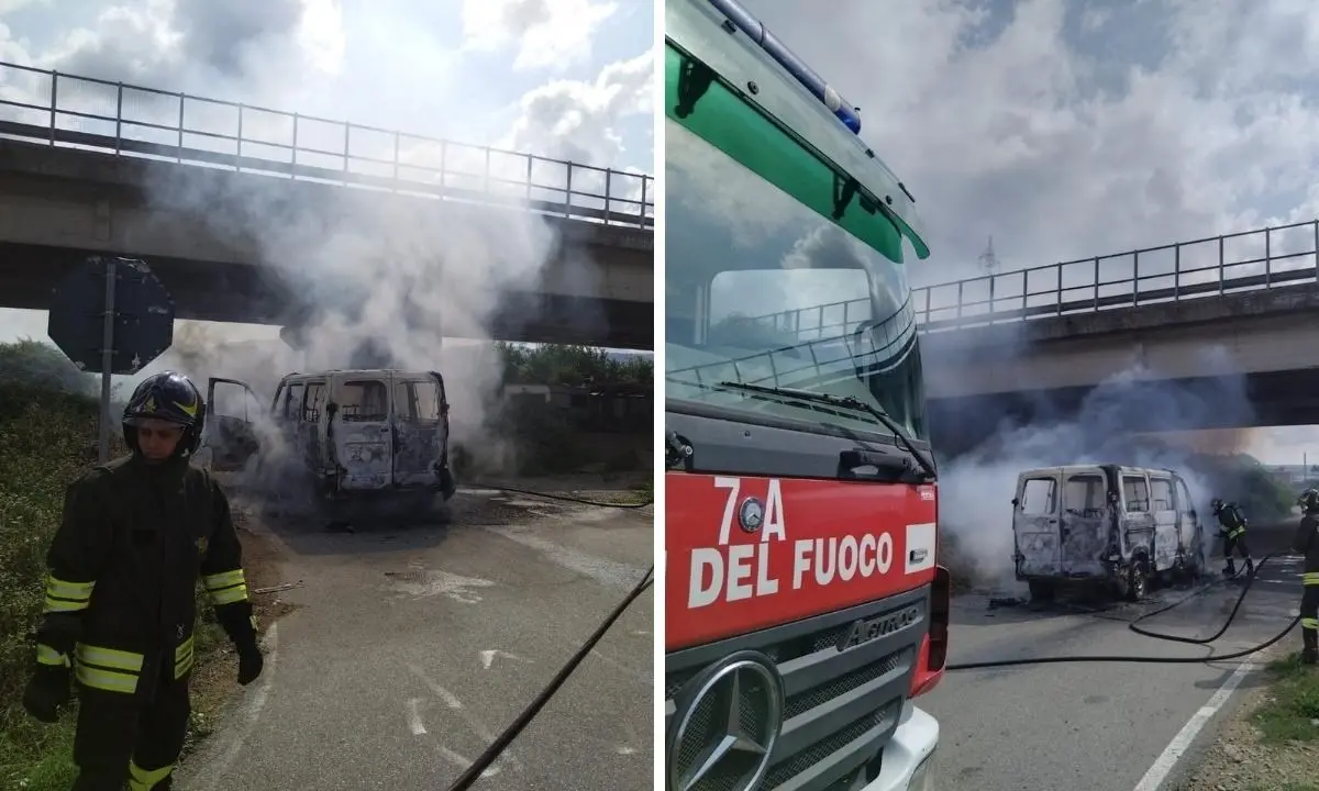 Incendio a Lamezia, in fiamme un furgone in transito nella zona industriale: illeso il conducente